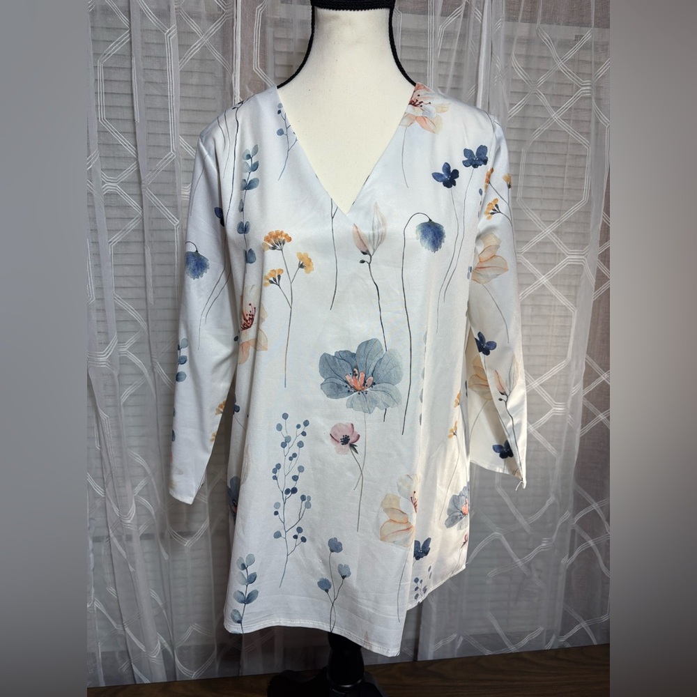 Amazon Floral V-Neck M Women's Top White & Blue 3/4 length sleeve 26”L 20” p2p